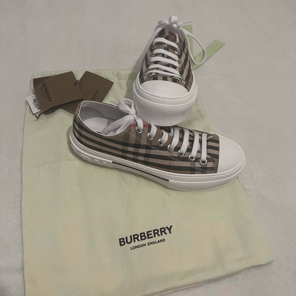 BURBERRY
VINTAGE CHECK COTTON SNEAKERS Size 38. BRAND NEW NEVER WORN!